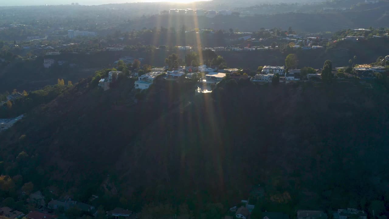 空中拍摄的豪华住宅在贝莱尔社区视频素材