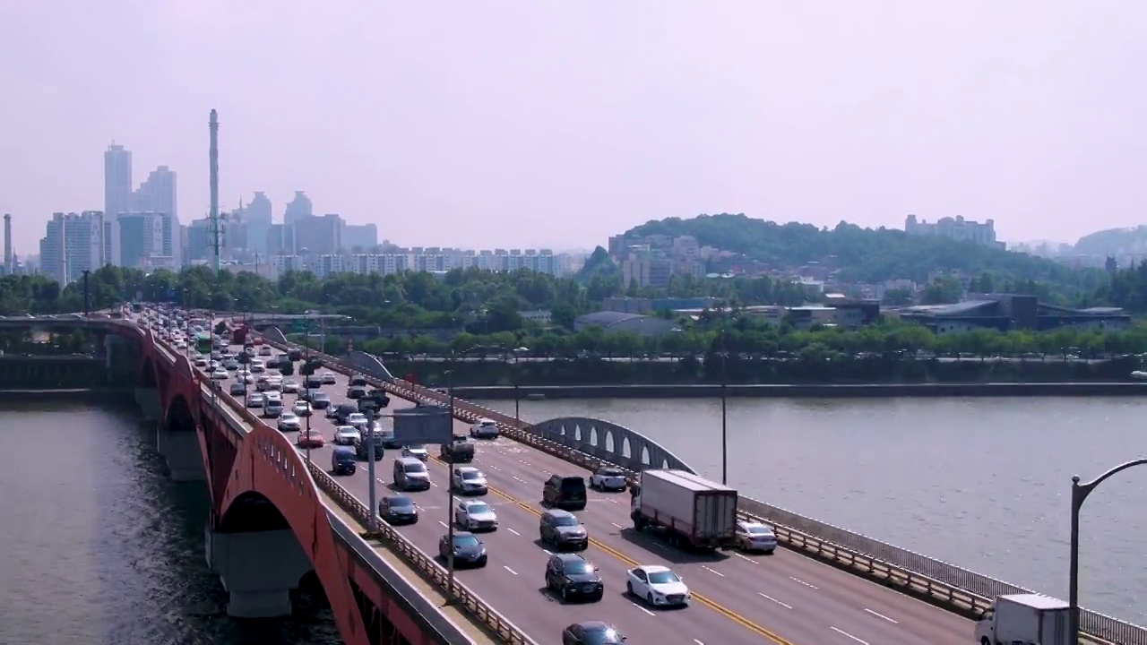 韩国首尔永登浦区汉江上的城山大桥和奥运大路上行驶的车辆视频素材