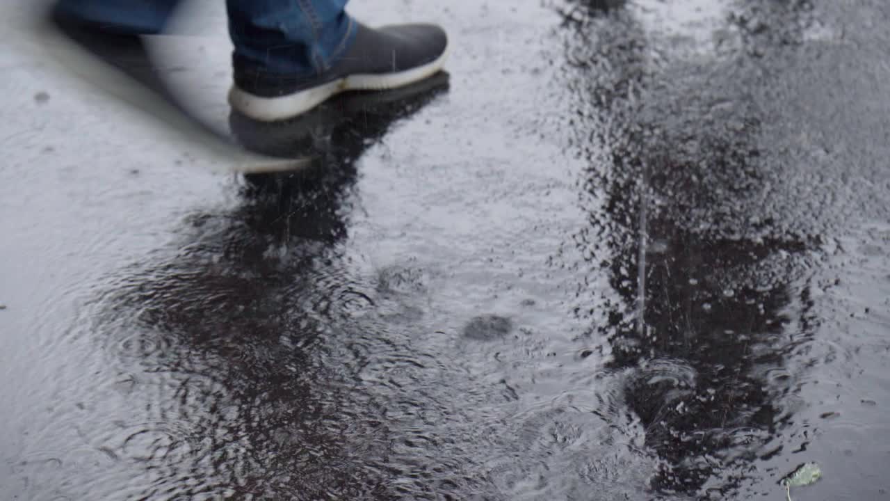 雨点落在街上的水坑里。有选择性的重点视频素材