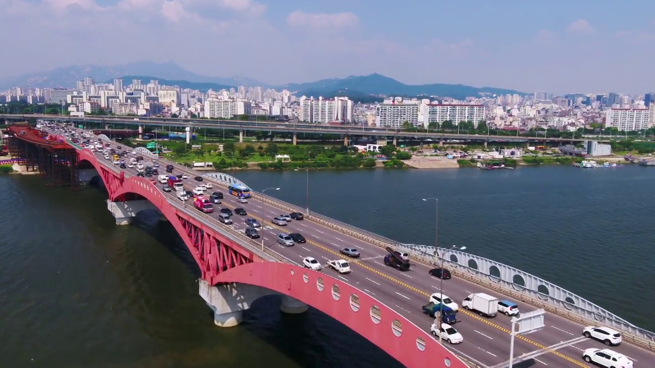 首尔麻浦区汉江和江边北路的城山大桥上行驶的汽车视频素材