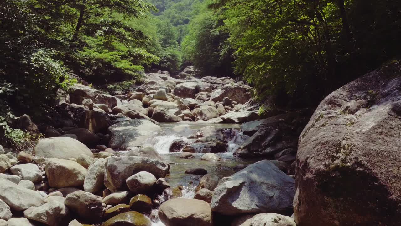 七仙谷——韩国庆尚南道咸阳郡智异山的山谷水流和森林视频素材