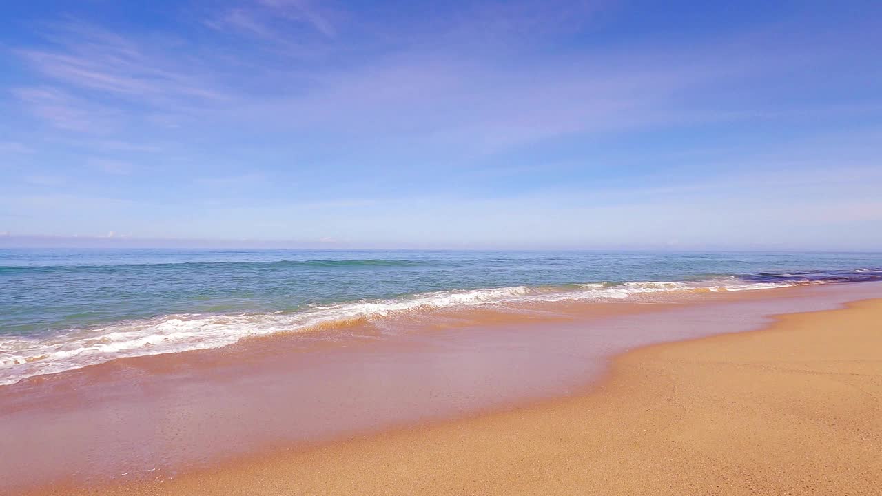 海水和海浪撞击着淡粉色的沙滩视频素材