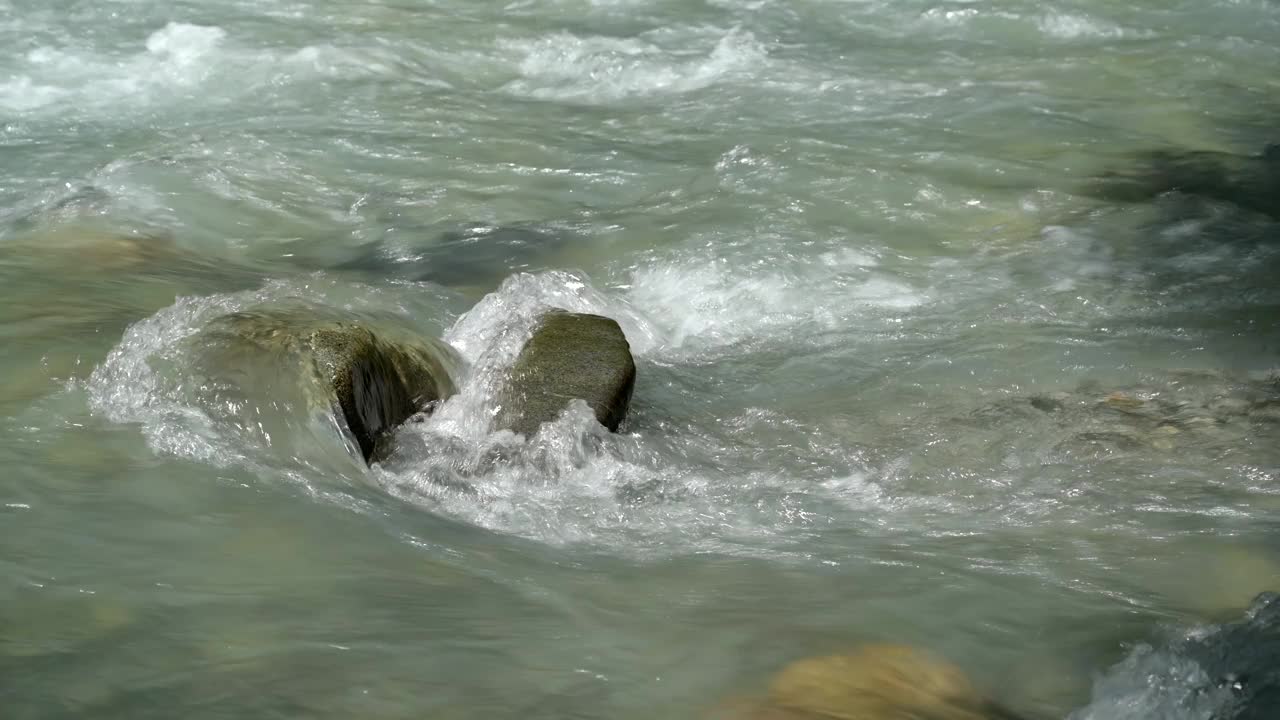 湍急的山涧特写视频下载