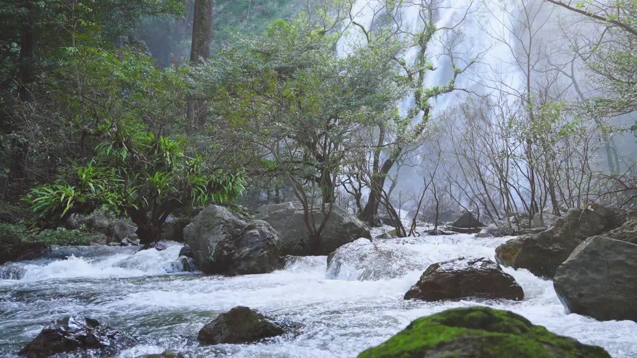 美丽的孔龙兰瀑布视频素材