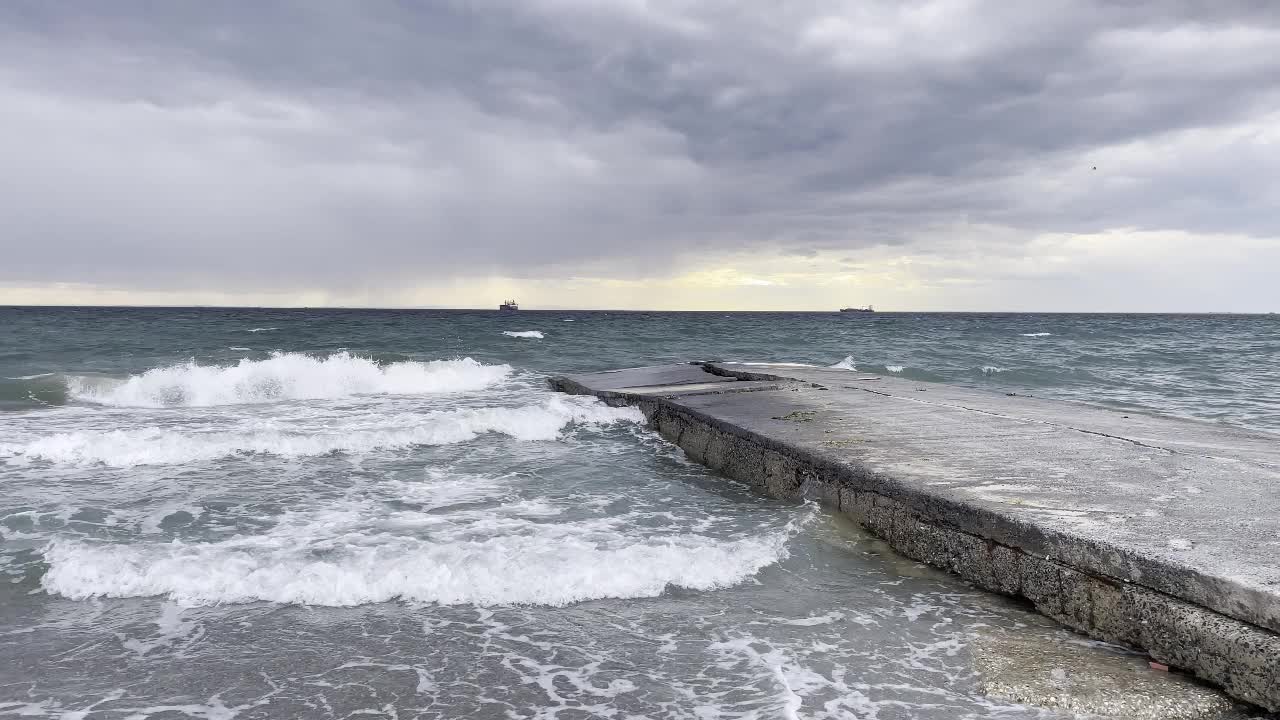 冬季海滩上的海浪和伊斯坦布尔马尔马拉海多云的天气。视频素材