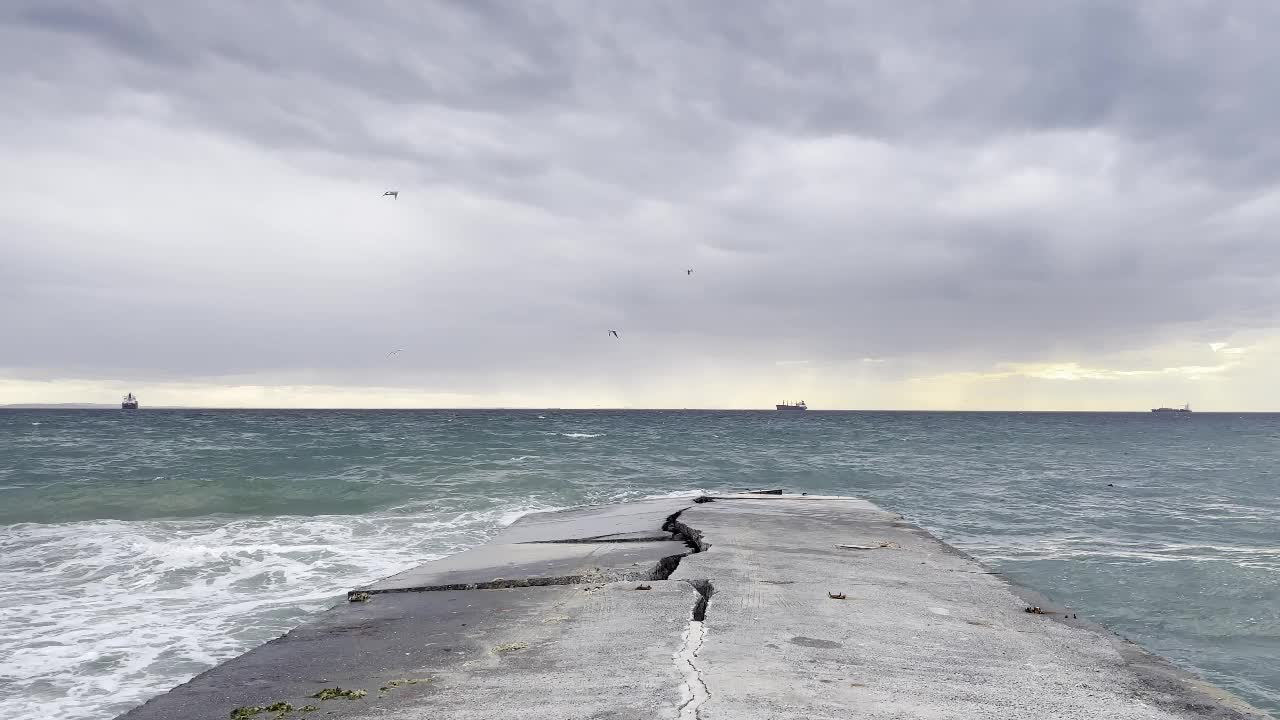 冬季海滩上的海浪和伊斯坦布尔马尔马拉海多云的天气。视频素材