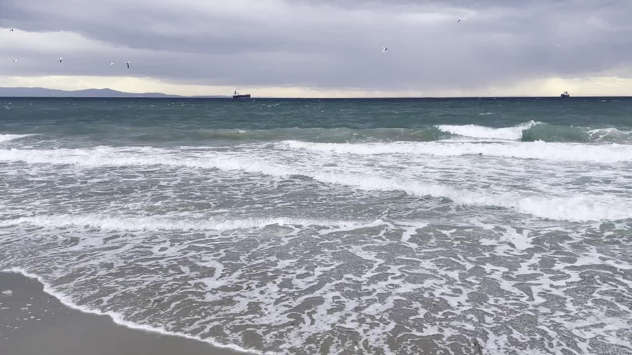 冬季海滩上的海浪和伊斯坦布尔马尔马拉海多云的天气。视频素材