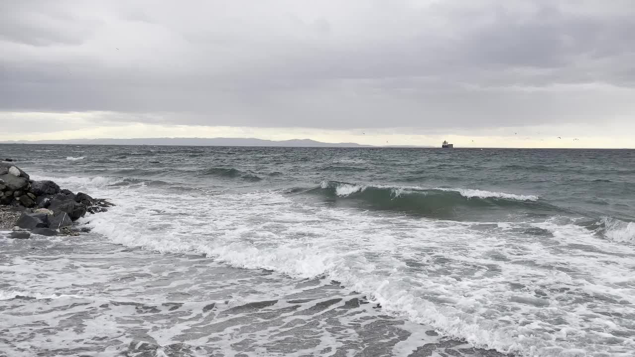 冬季海滩上的海浪和伊斯坦布尔马尔马拉海多云的天气。视频素材