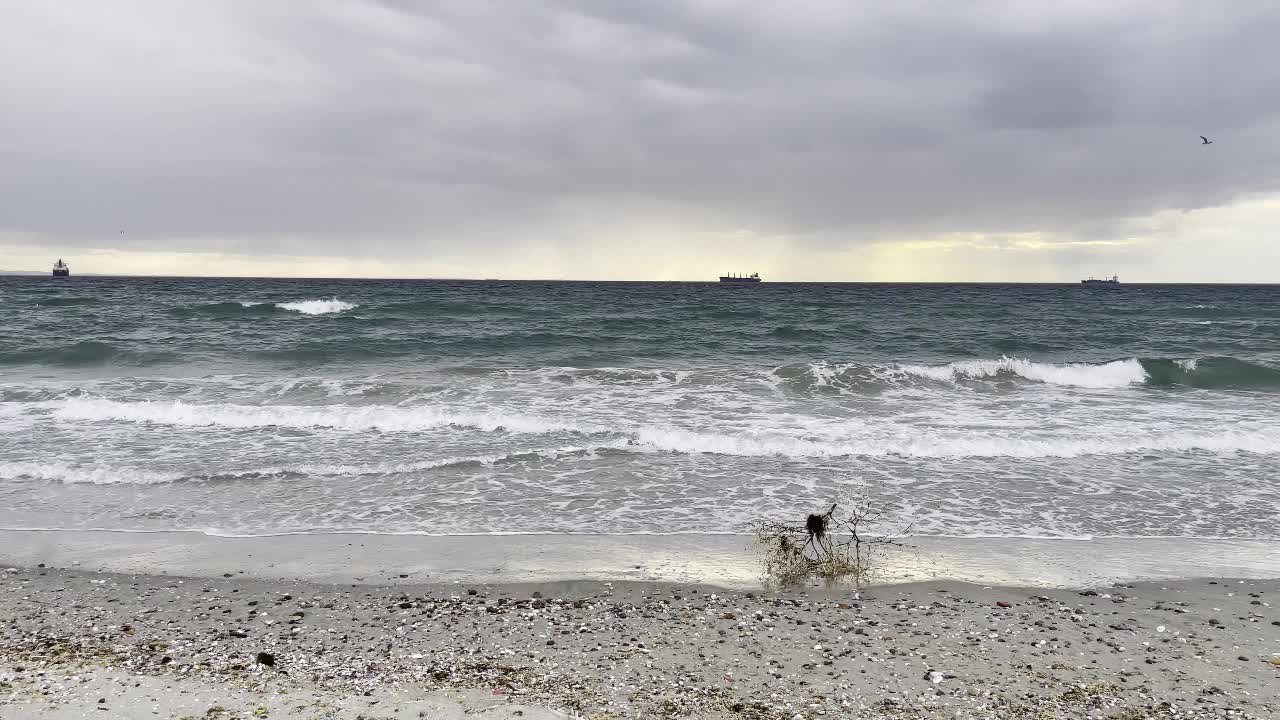 冬季海滩上的海浪和伊斯坦布尔马尔马拉海多云的天气。视频素材