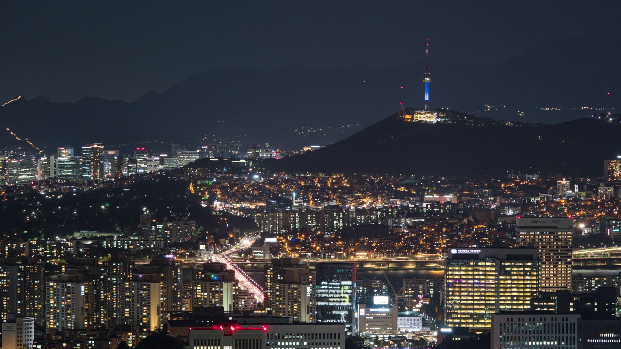 首尔市中心/瑞草区、龙山区的N首尔塔、汉江、盘浦大桥的夜景视频素材