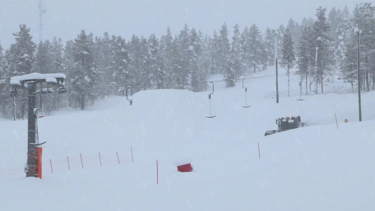 森林滑雪坡上的降雪视频素材