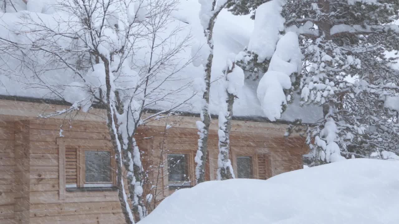 木制森林小屋和雪视频素材