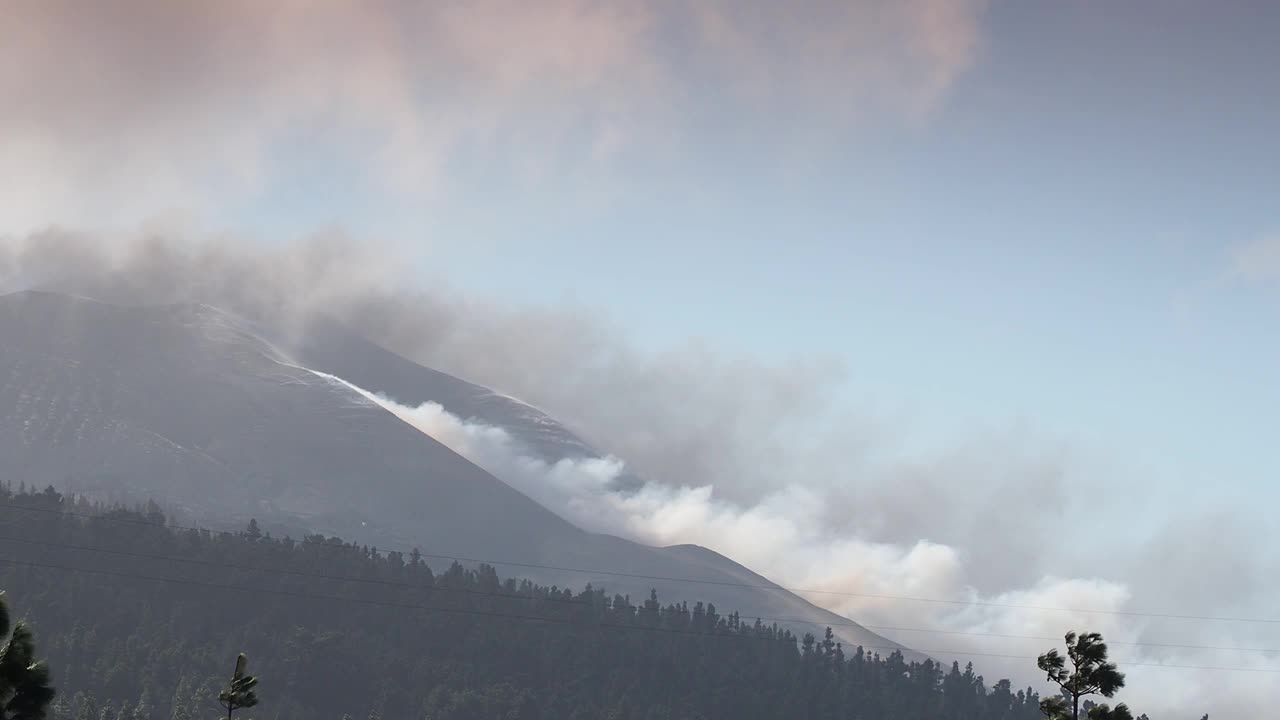 火山喷发。康伯里维耶哈火山的景象，浓烟和熔岩从火山主锥喷出。视频素材