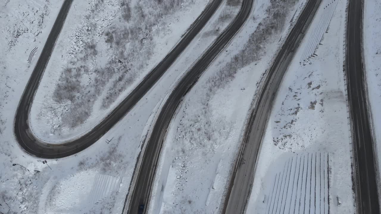 蜿蜒的山路鸟瞰图视频素材