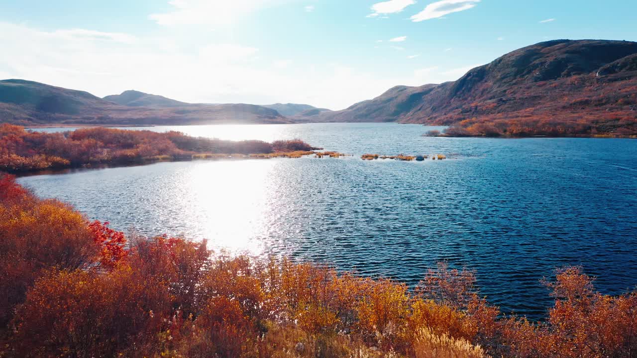 这是俄罗斯捷里别尔卡村附近流入巴伦支海的湖水的鸟瞰图视频素材