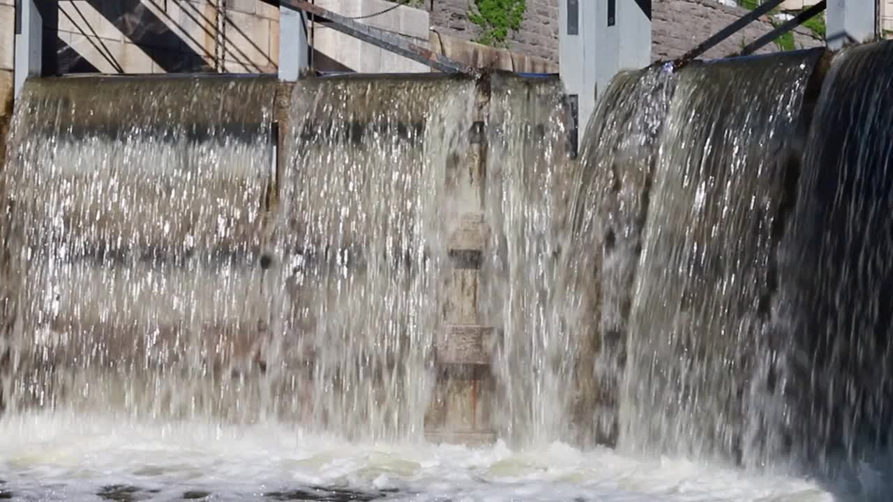 里多运河位于加拿大渥太华。瀑布特写视频下载