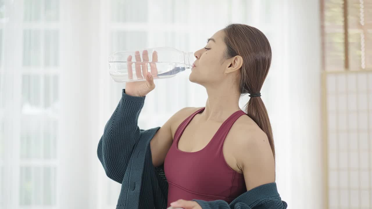 女人在家做瑜伽时喝水视频素材