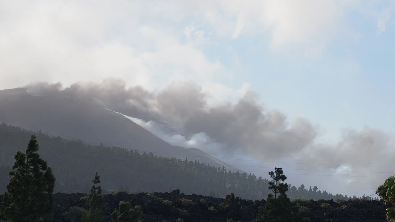 火山喷发。俯瞰康伯维哈火山，浓烟和熔岩柱从主锥中喷出。视频素材