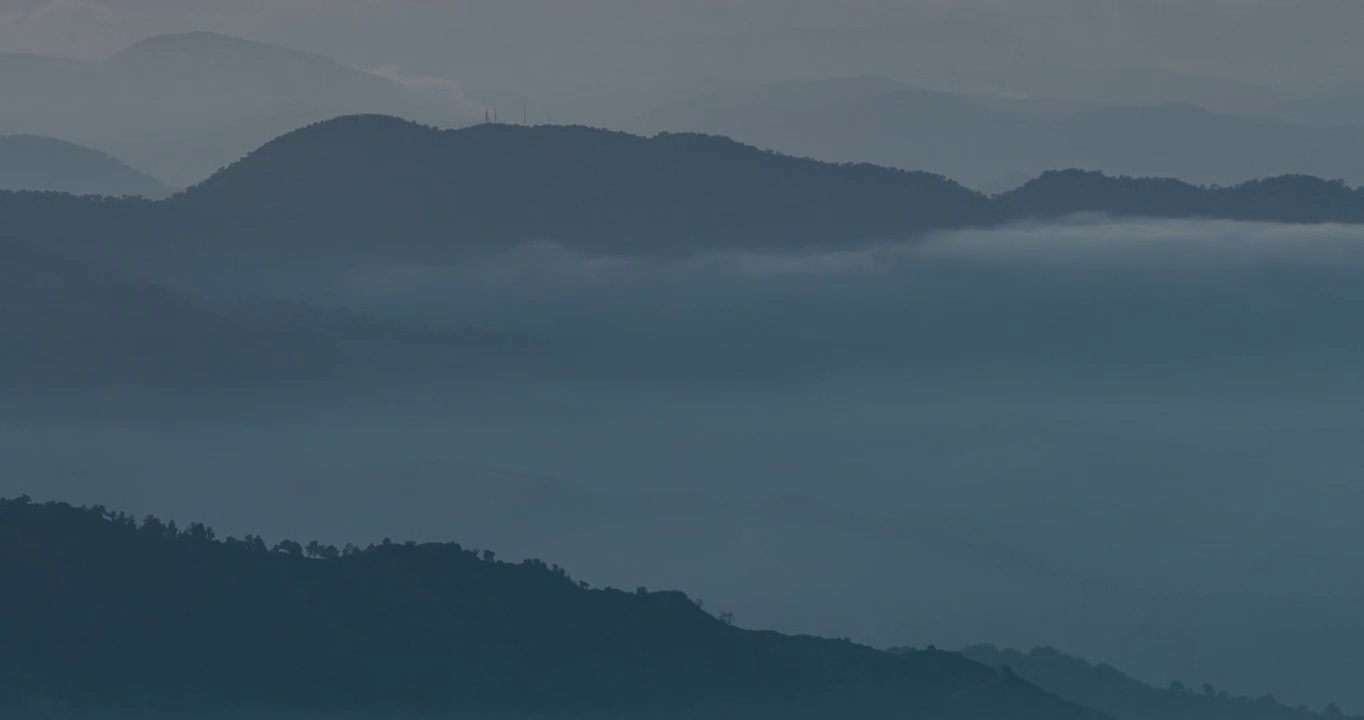 在一个雾蒙蒙的夜晚，山脉云景自然景观的延时视频视频素材