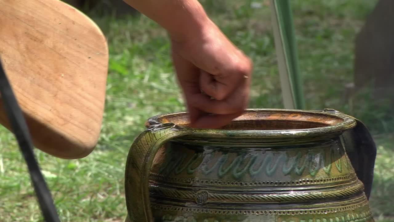 厨师用木勺在准备晚餐的陶瓷锅里咀嚼79视频素材