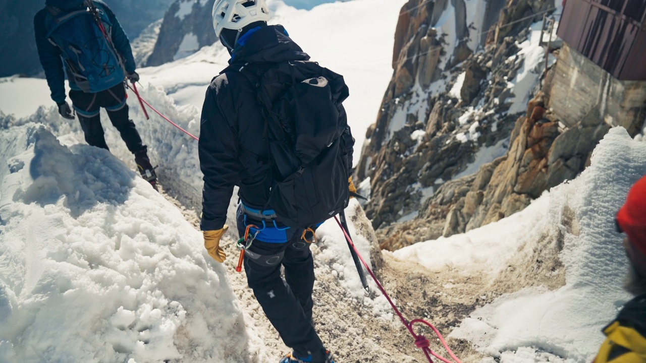 一组连续向上攀登的登山者。冬天的冒险。观点视频素材