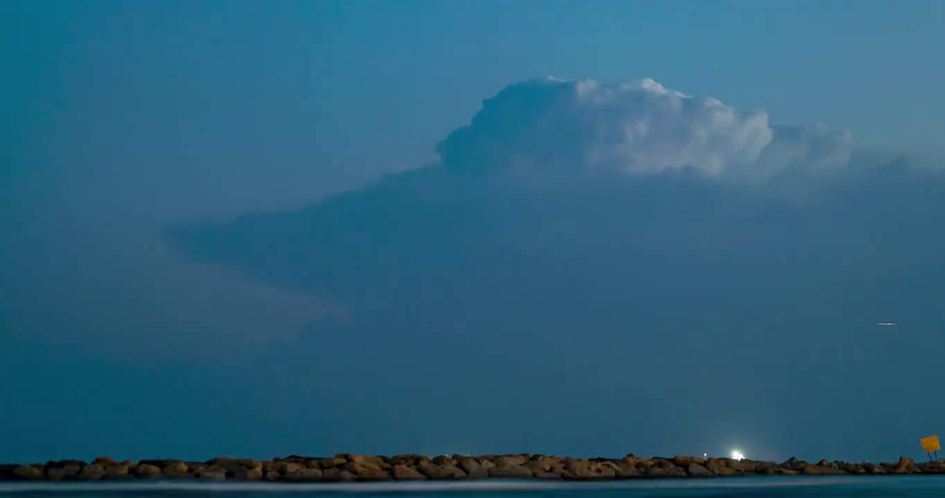 海洋地平线上的闪电云景的延时视频视频素材