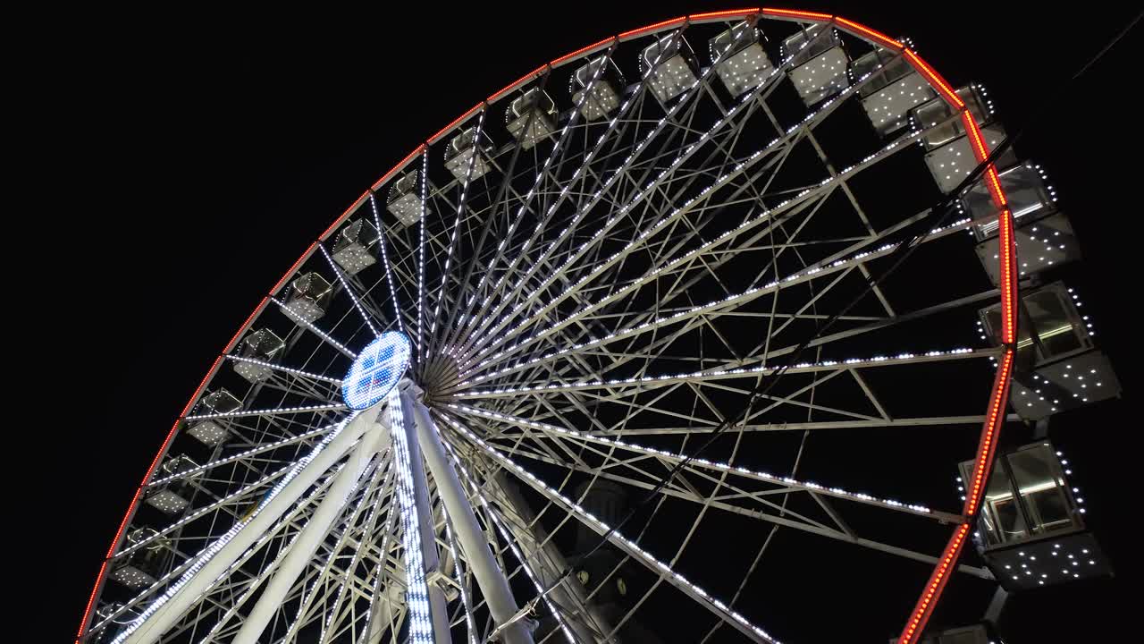 夜景大摩天轮与美丽的照明。冬季摩天轮旋转在游乐园。4 k分辨率视频视频素材