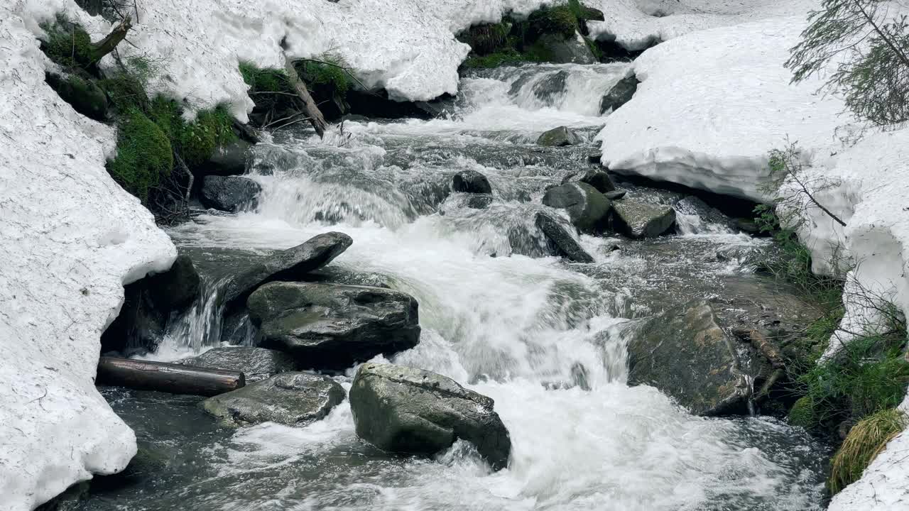 美丽的河水流淌，冬天的雪。山、河和雪山。视频素材