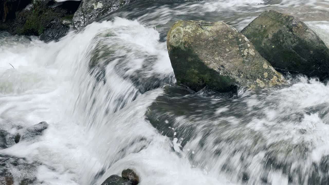 河快速。石头在河。特写湿卵石和泡沫山河。视频素材