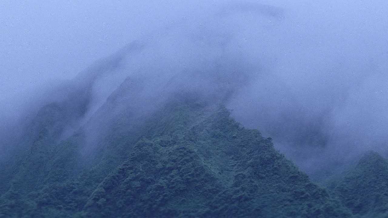 广角的山覆盖在薄雾或雾在夏威夷奥豪。森林或树木覆盖着山。视频素材