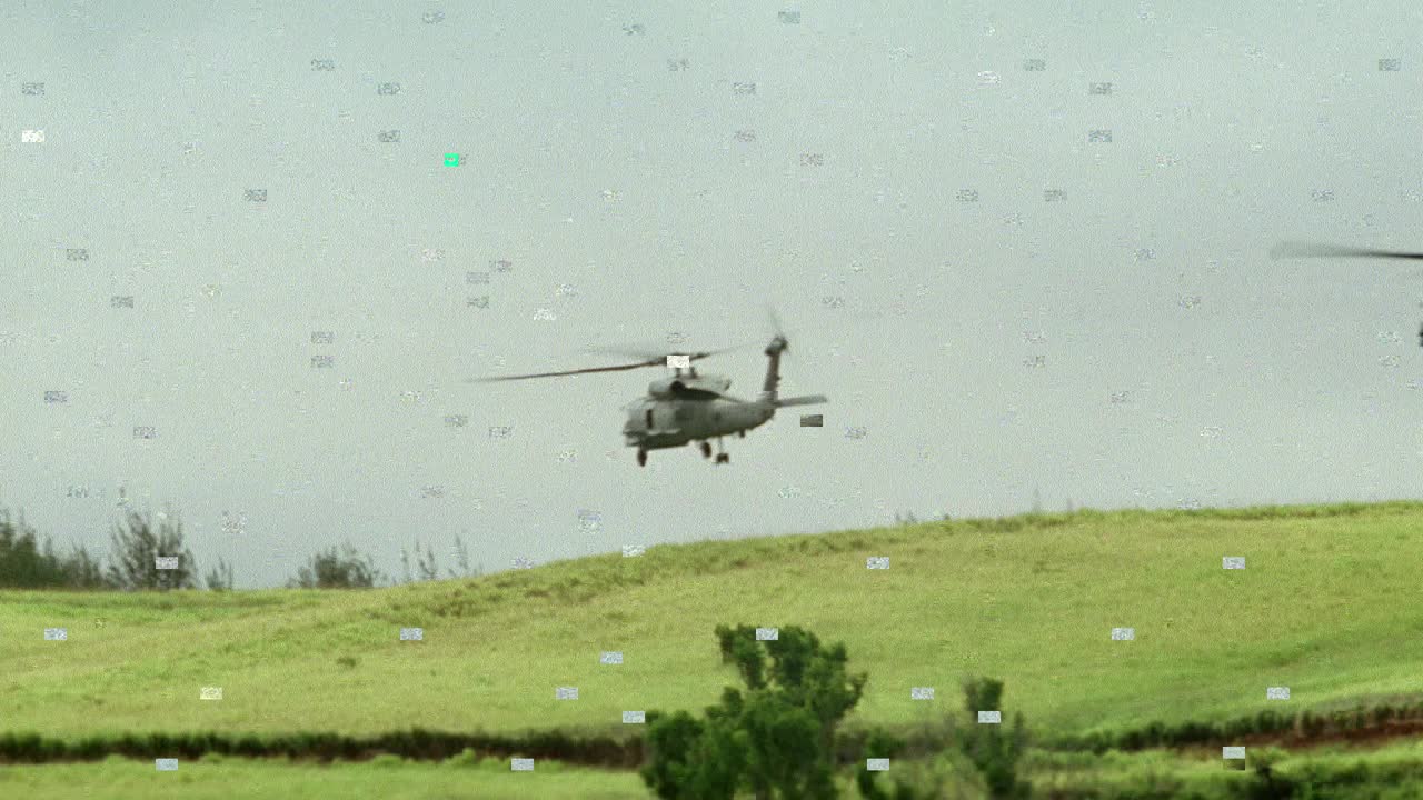 sh-60b海鹰直升机飞越野地的上升角度。多云的天空。视频素材