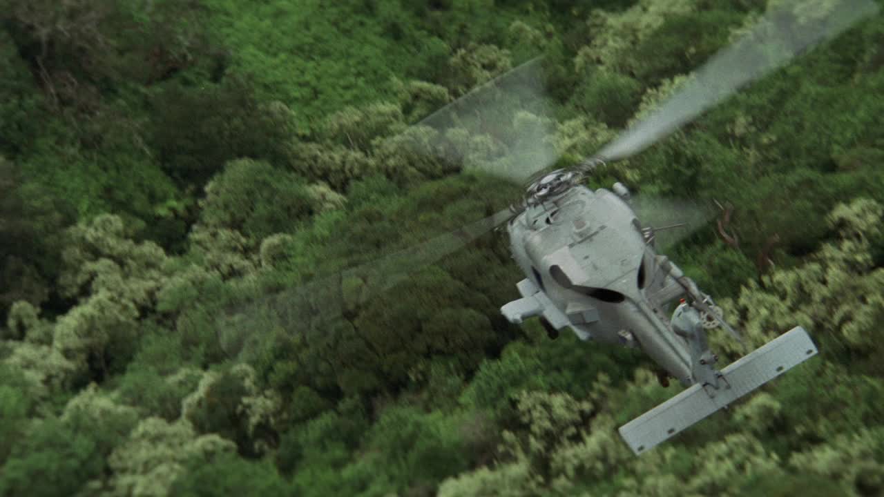 美国军用直升机sh-60b海鹰飞越热带雨林或丛林上空。山麓。视频素材