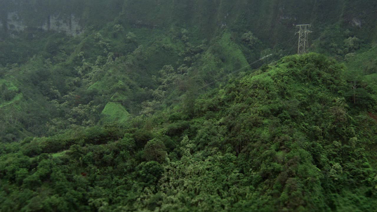 美国军用直升机sh-60b海鹰飞越热带雨林或丛林上空。山麓。bg可见海洋。视频素材