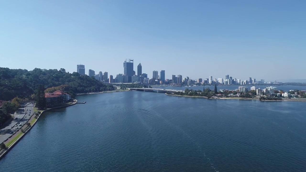 从天鹅河上空飞到珀斯天际线视频素材