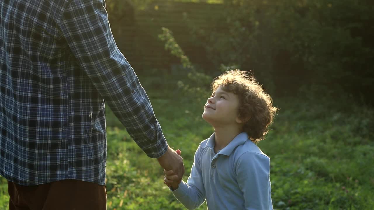 年幼的儿子被他的父亲，父母和孩子之间的关系所吸引视频下载