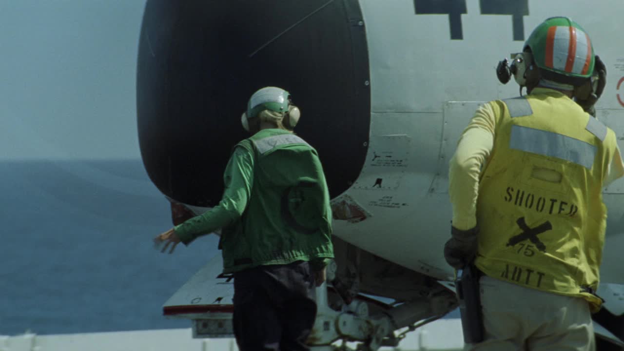 中角c-2a灰狗飞机滑行下哈利s.杜鲁门号航空母舰的飞行甲板。机组人员协助。BG的海洋。航空母舰。视频素材