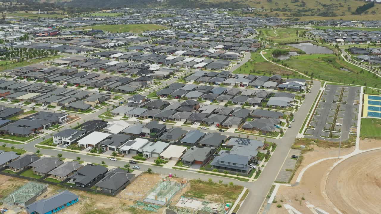 郊区新住宅开发街道，鸟瞰图视频素材