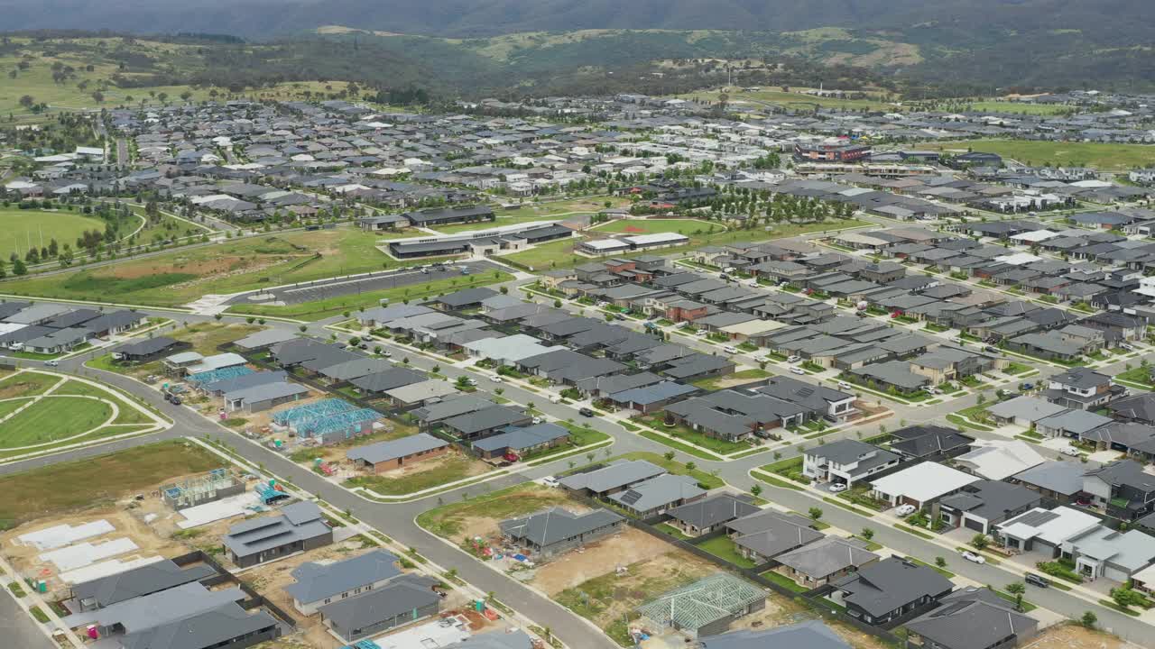 郊区新住宅开发街道，鸟瞰图视频素材