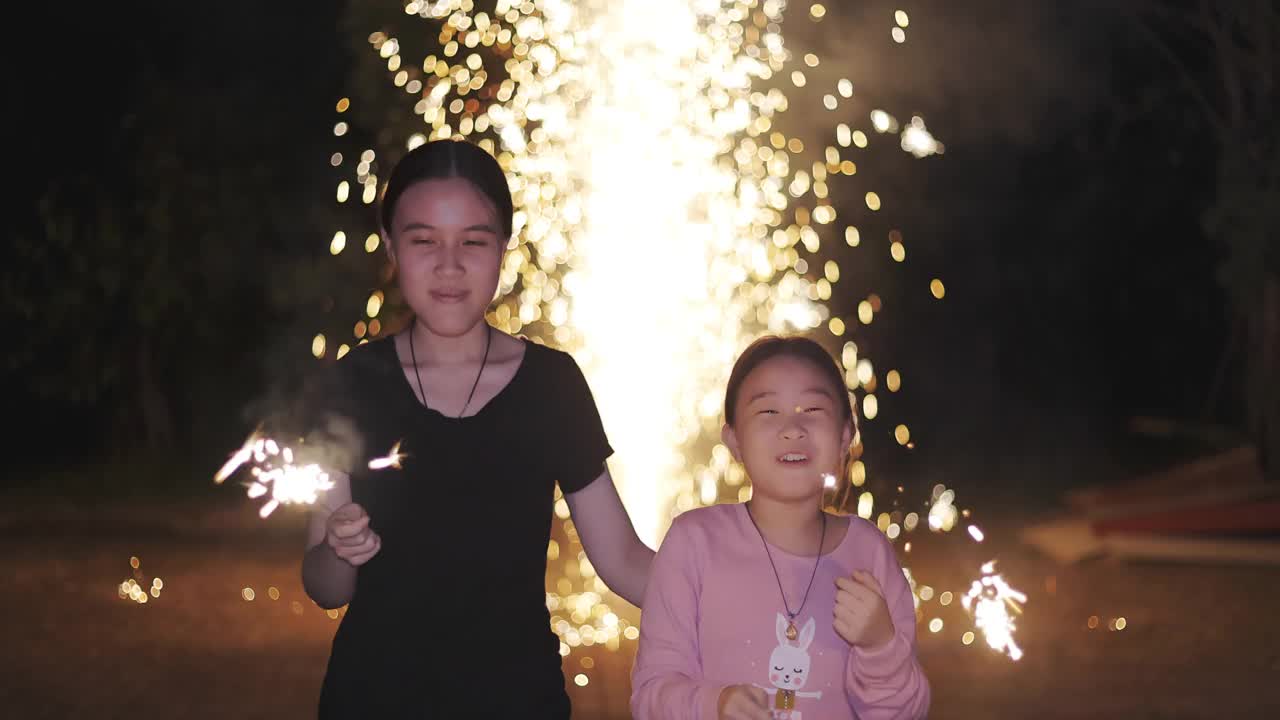 快乐的亚洲女孩玩烟花视频素材