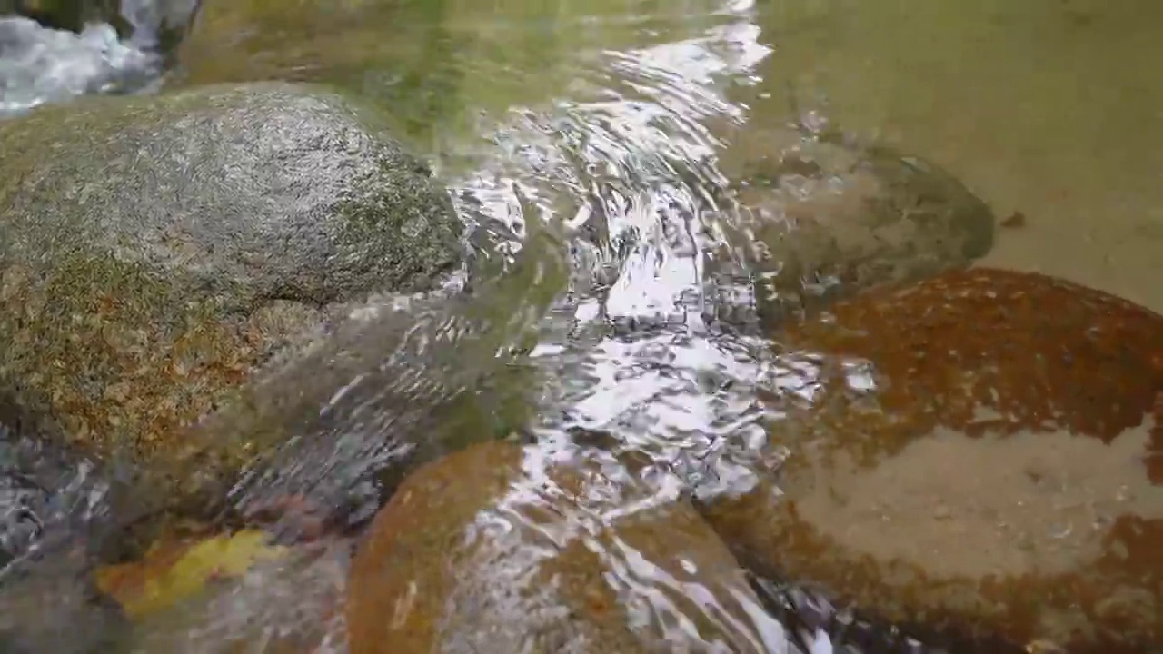 岩石海岸线的水视频素材