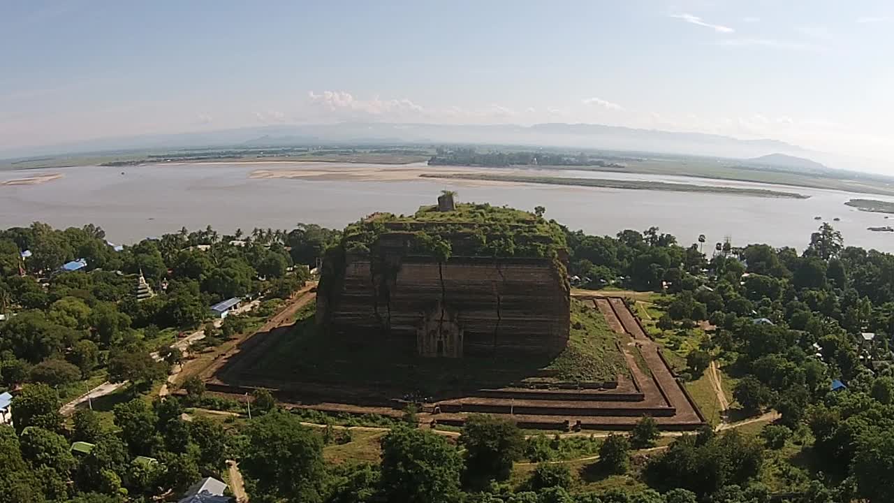 缅甸曼德勒市伊洛瓦底江明根寺最大的残塔，明根寺的残塔视频素材