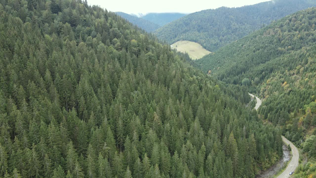 乌克兰喀尔巴阡山脉白天，鸟瞰图视频素材