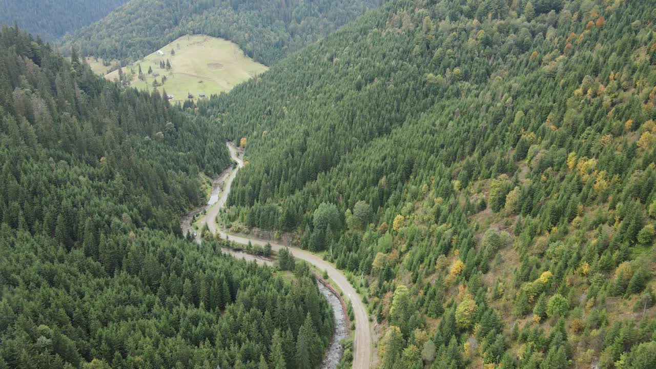 乌克兰喀尔巴阡山脉白天，鸟瞰图视频素材