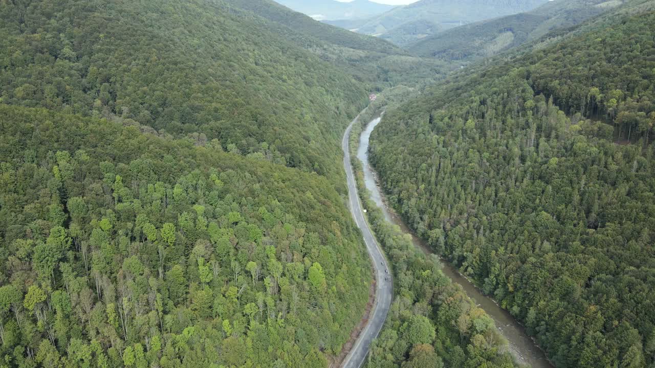 乌克兰喀尔巴阡山脉白天，鸟瞰图视频素材