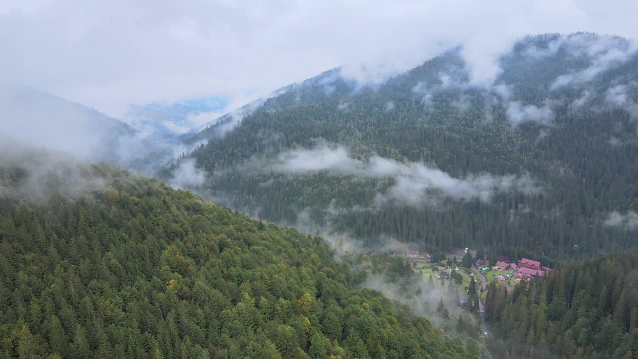 乌克兰喀尔巴阡山脉白天，鸟瞰图视频素材