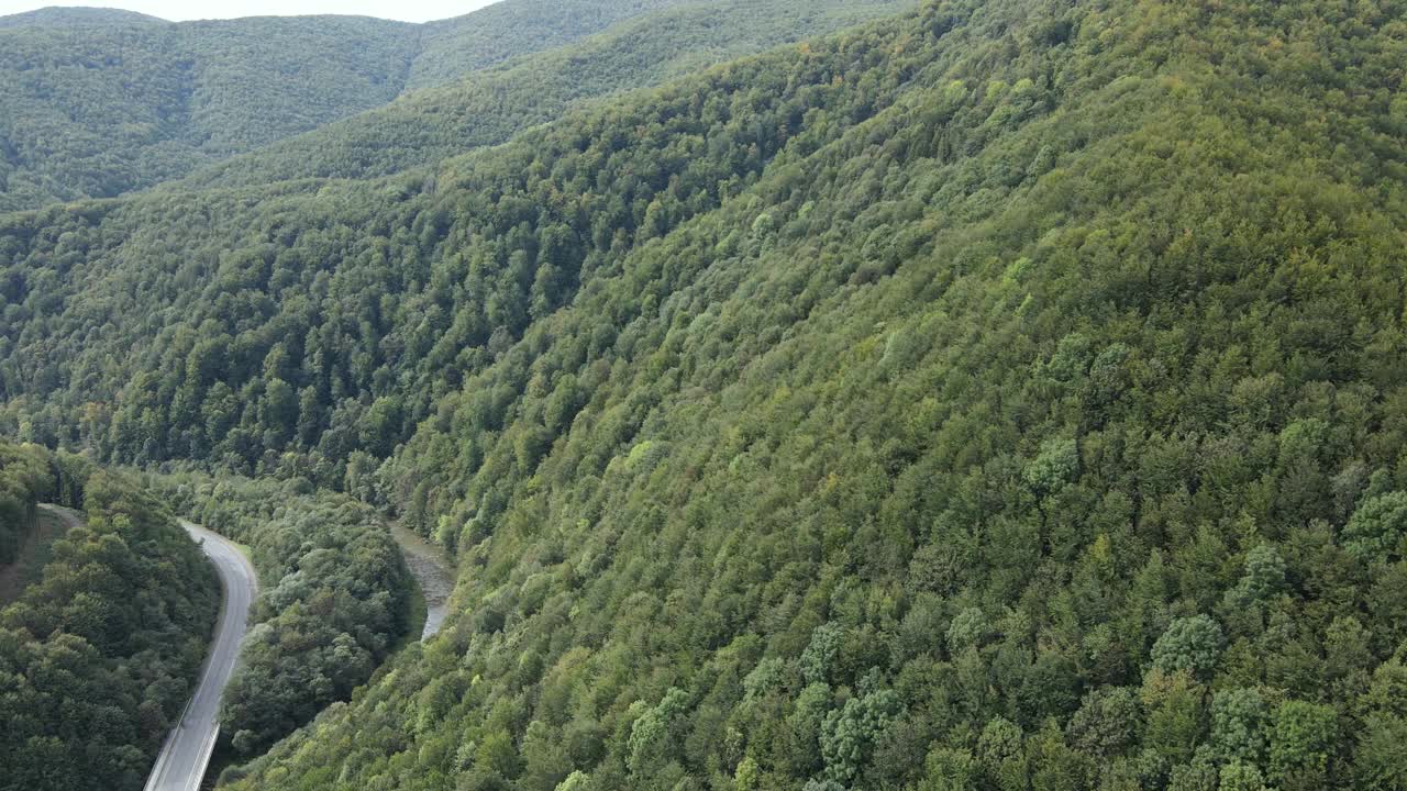 乌克兰喀尔巴阡山脉白天，鸟瞰图视频素材