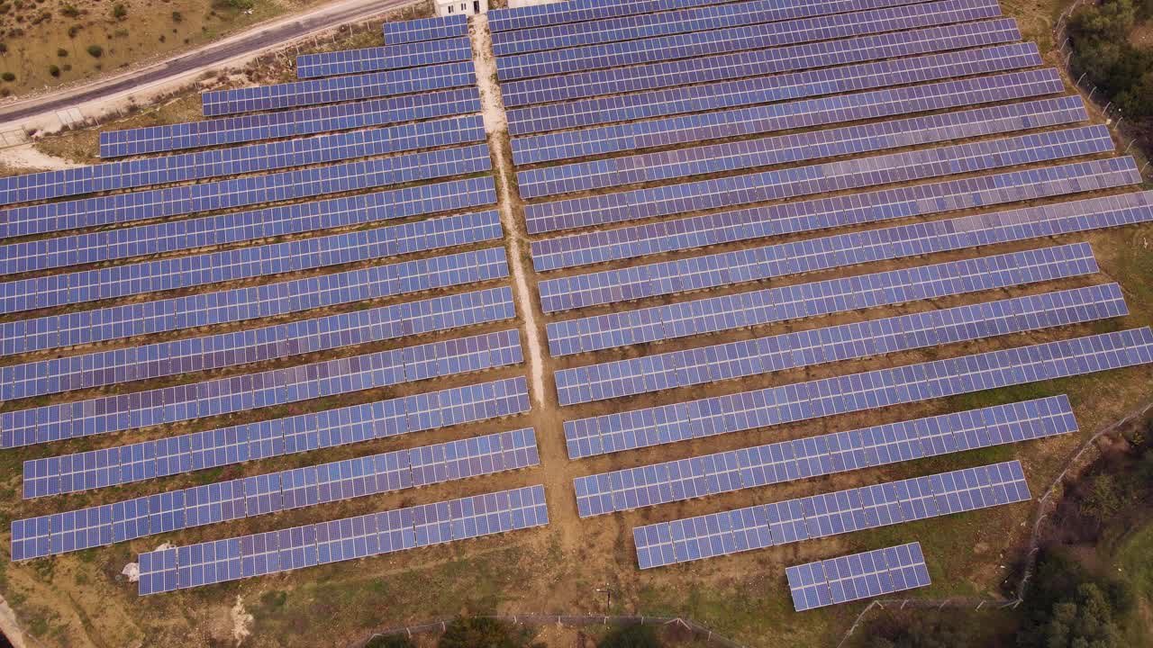 太阳能电池板或太阳能电池在太阳能农场在山区视频素材