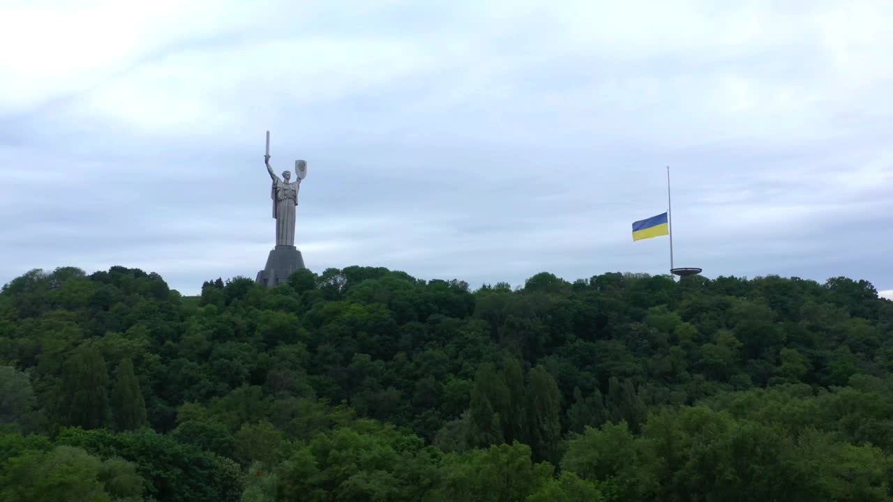 无人机拍摄的乌克兰基辅的祖国纪念碑。乌克兰国旗在风中飘扬。胜利的象征。视频素材