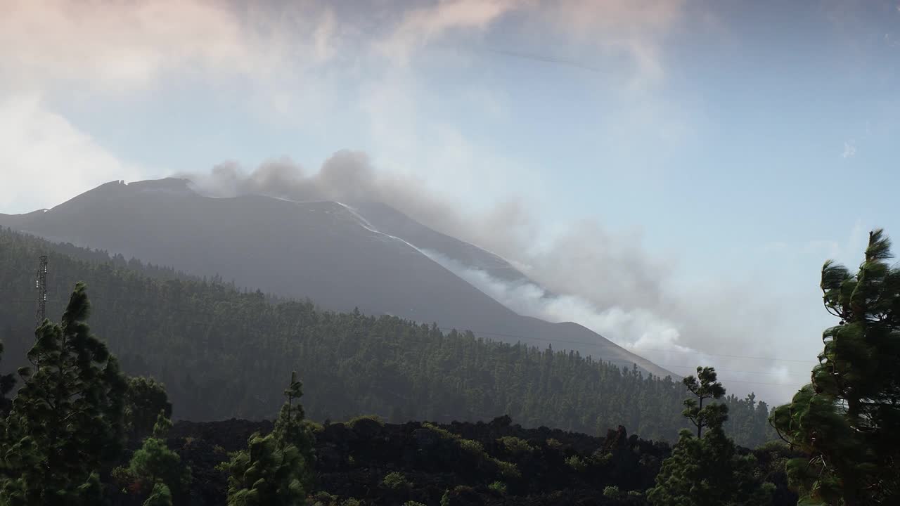 火山喷发。俯瞰康伯维哈火山，浓烟和熔岩柱从主锥中喷出。视频素材