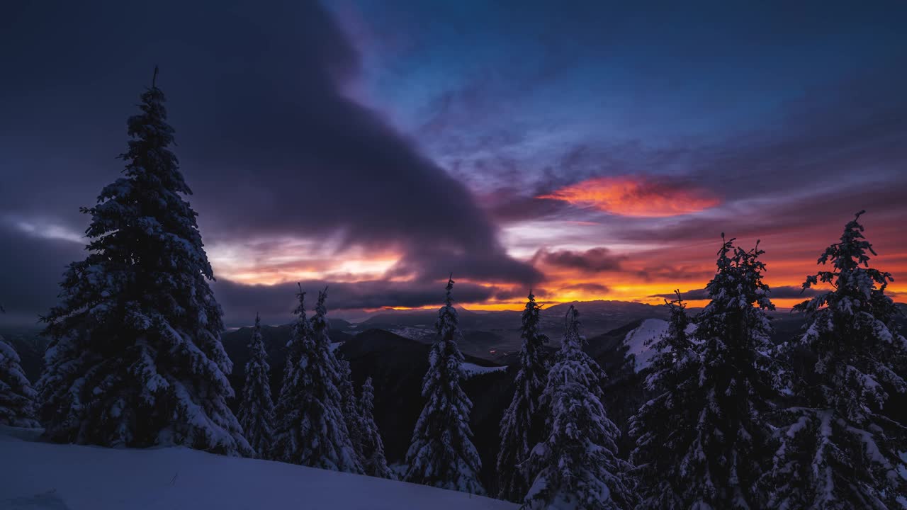 快云在冬季森林自然在冰冻的蓝色小时早晨在雪山时间推移4K视频素材